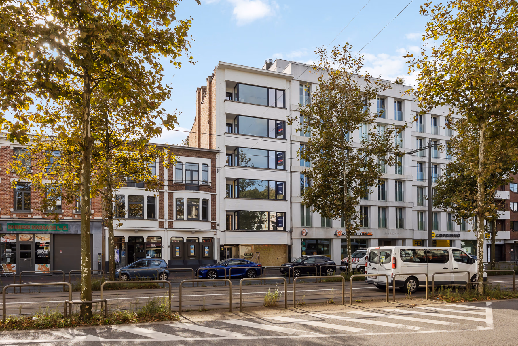 Voorgevel van Residentie Den Berm aan de Antwerpsestraat 71 in Mortsel, een wit appartementsgebouw met grote raampartijen op vijf verdiepingen