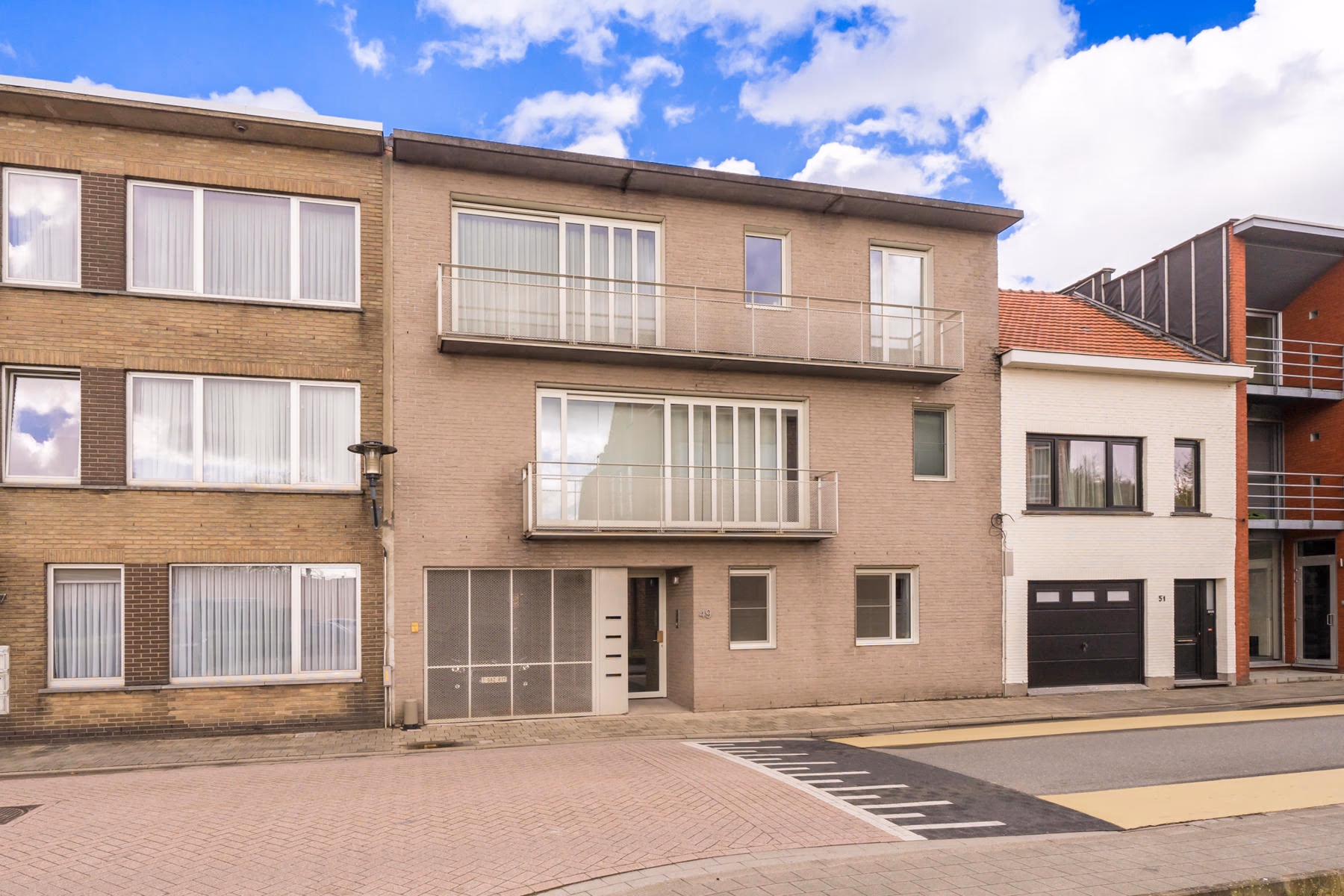 Voorgevel van een appartementsgebouw met drie bouwlagen en balkons in Wommelgem, met de appartementen van dit project Kort alternatief (onder 100 tekens): Voorgevel van het