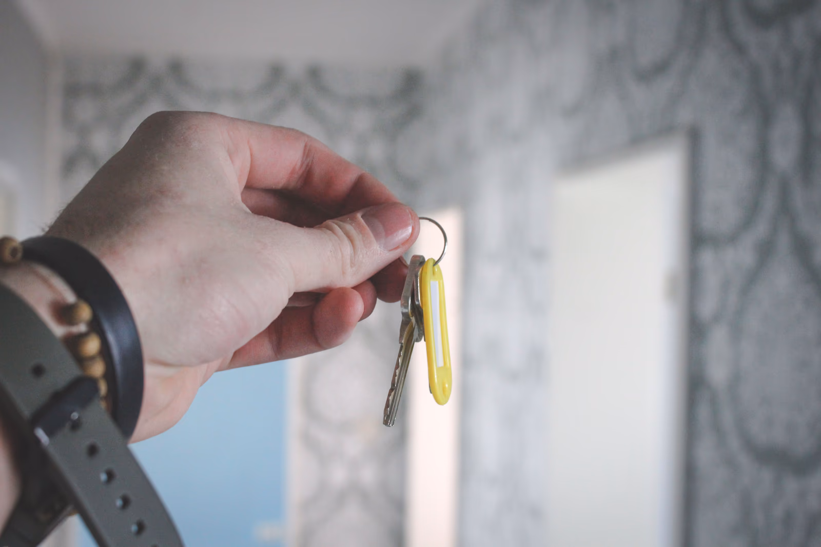 Verhuurder overhandigt sleutels aan nieuwe huurder in Antwerpen
