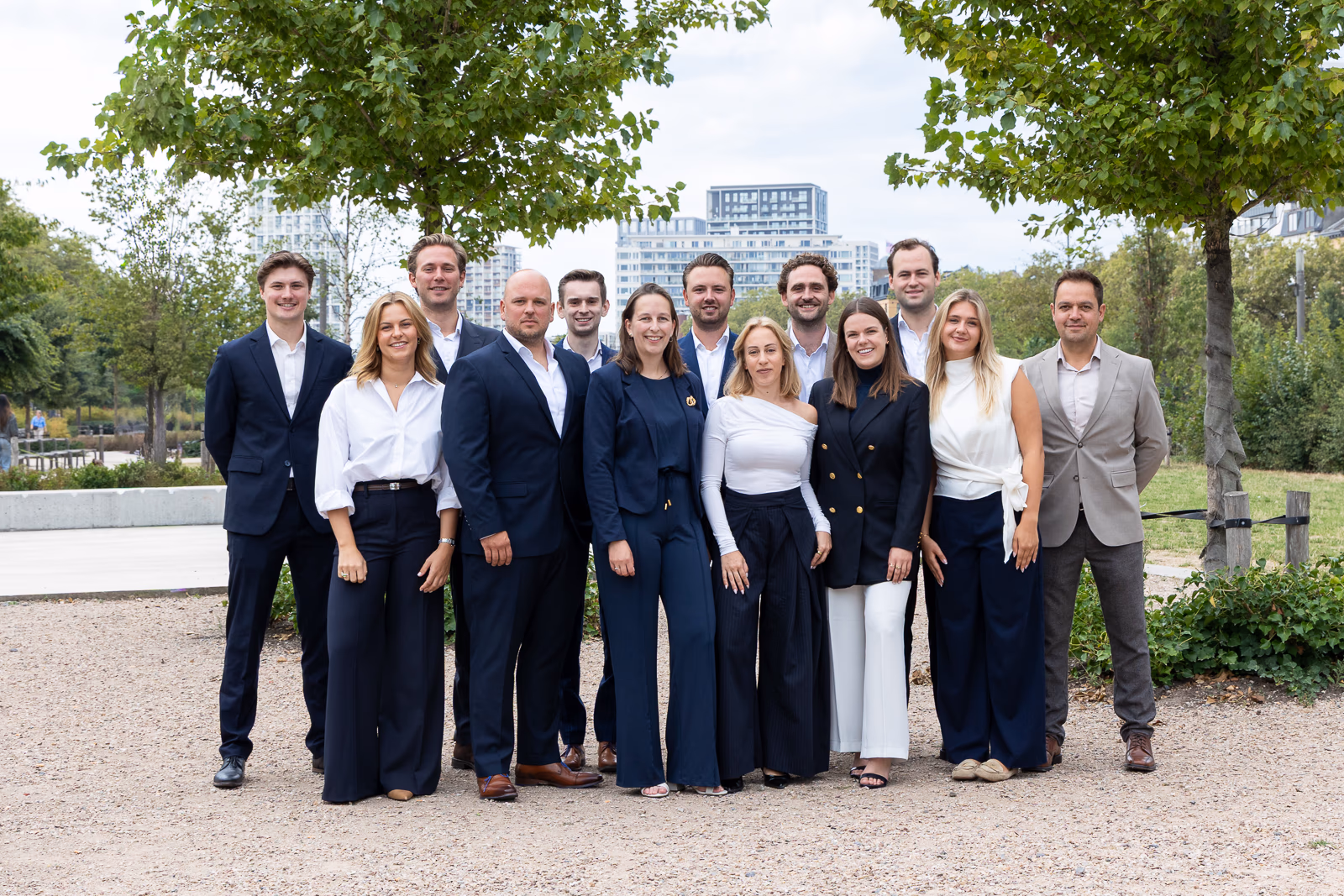 Team van Bauwens Vastgoed bij een monument in Antwerpen.